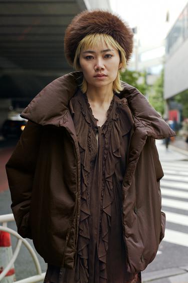 フリル付きフルイドシャツブラウンZaraのフリル付きフルイドシャツ - ブラウン 