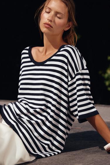 Zaras OVERSIZE-TOPP STICKAD KORT ÄRM - Marinblå/vit