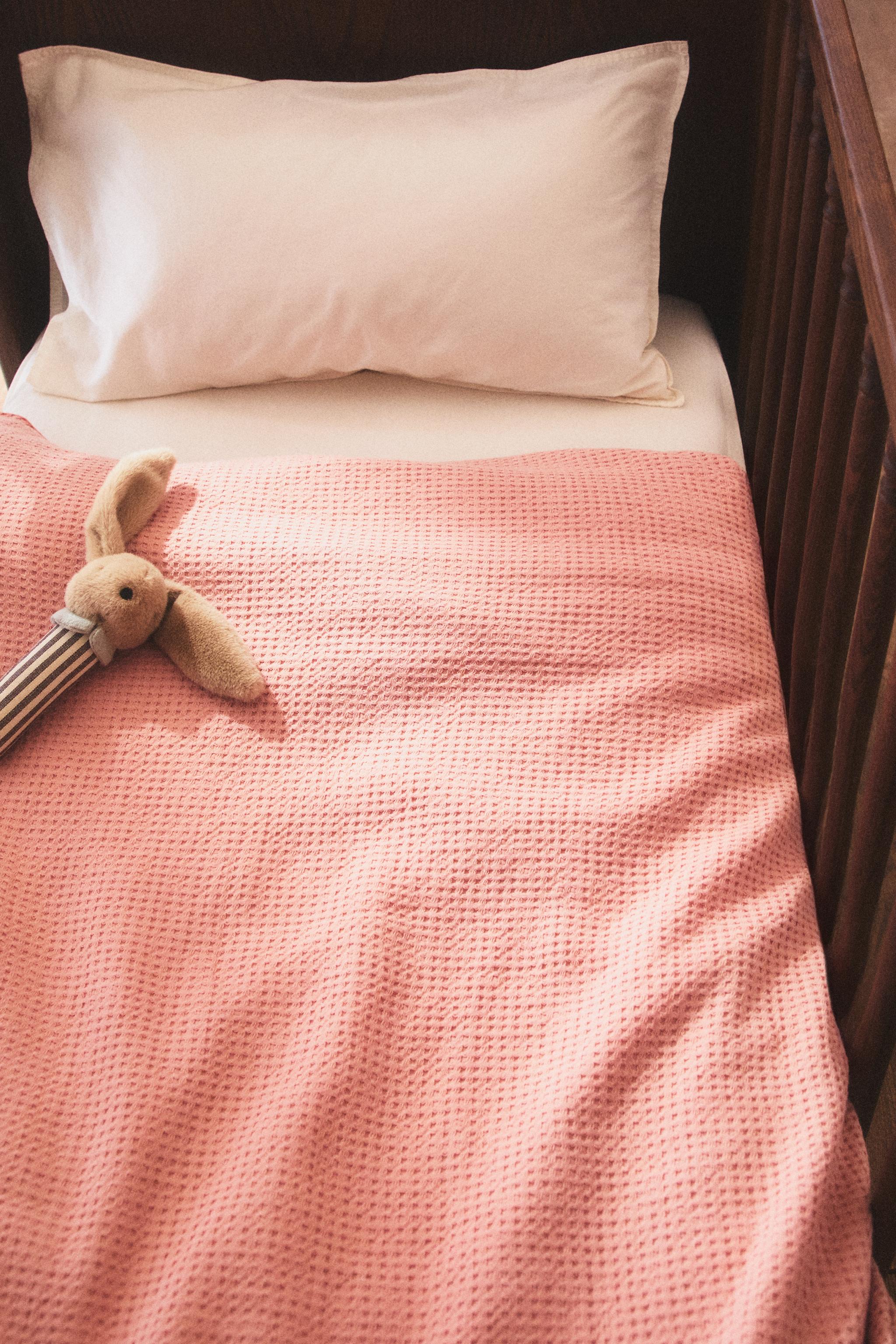 KIDS' WAFFLE-KNIT BEDSPREAD — Pink