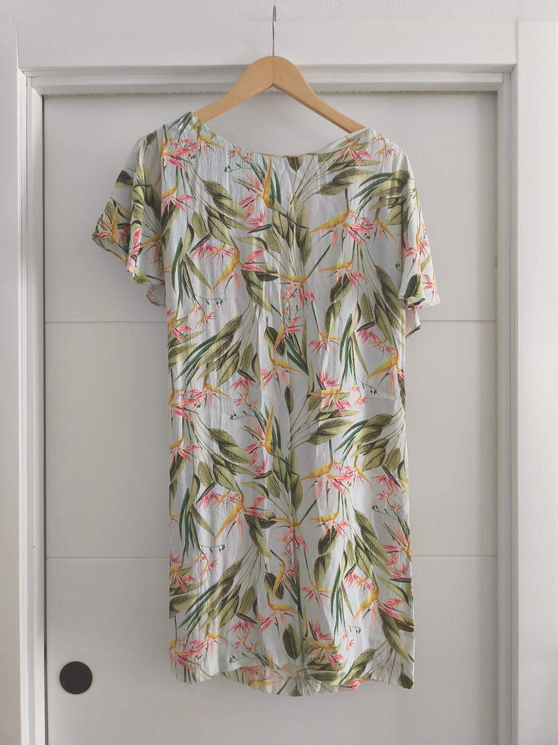 VESTIDO CORTO CON MANGA QUE SIGUE ATRÁS EN VOLANTE EN PICO. VERDE AGUA CON ESTAMPADO FLORAL - Image 2