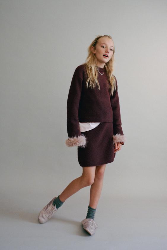 SUÉTER DE PUNTO CON PUÑOS EFECTO PELO - Burdeos oscuro de Zara - Imagen 0