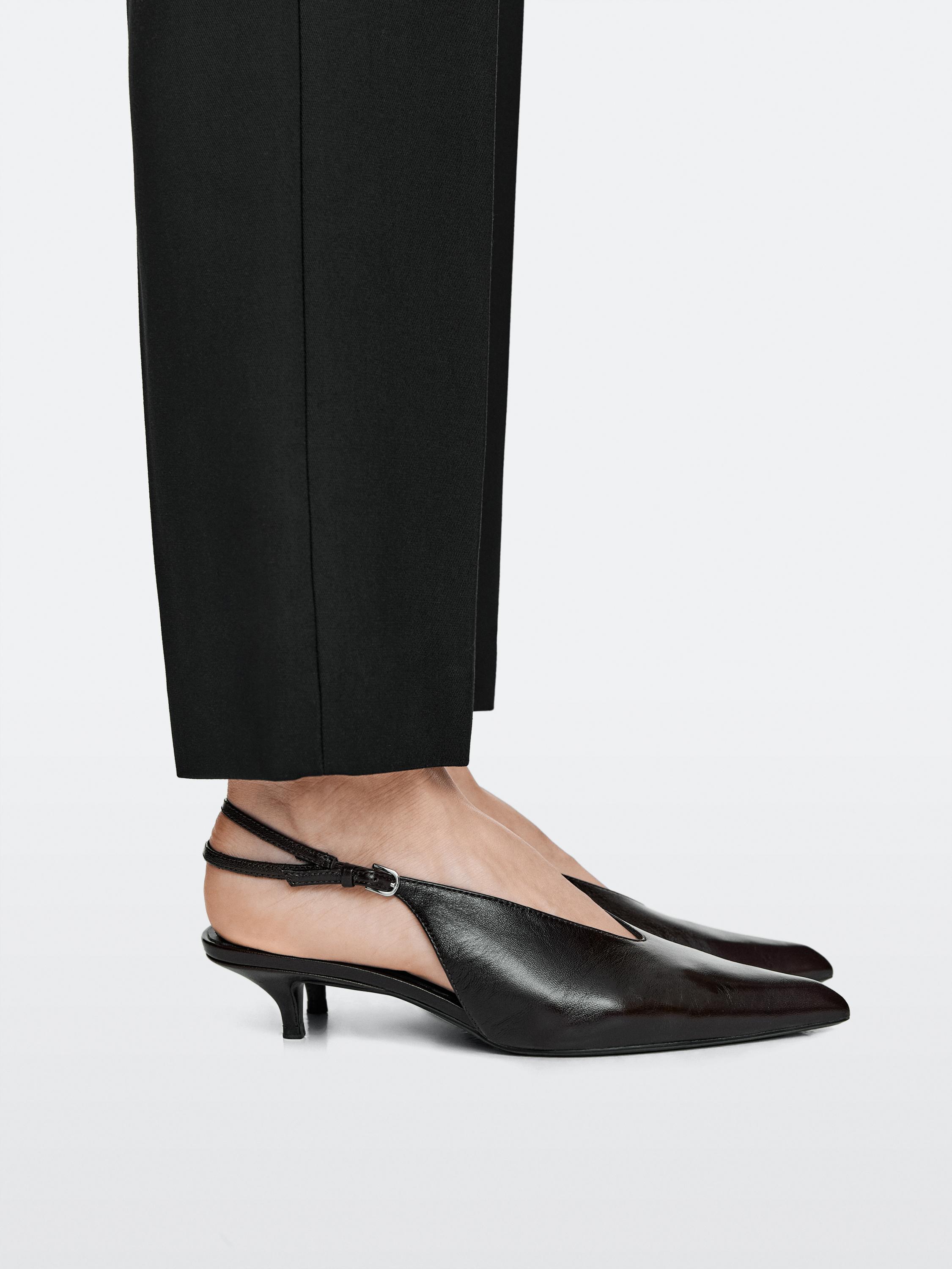 Chaussures à talon cuir ouvertes l’arrière