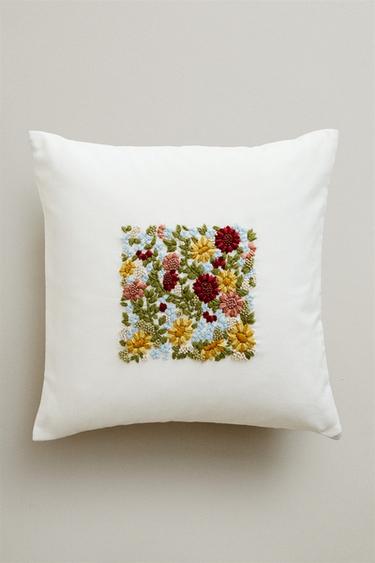CUSHION COVER WITH FLORAL EMBROIDERY - أبيض مكسور الخاص بـ Zara