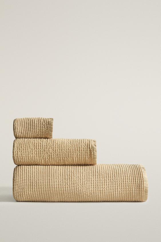 SERVIETTE DE BAIN TEXTURÉE GAUFRÉE - brun de Zara - Image 0