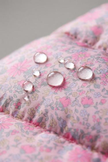 CAZADORA ULTRALIGERA FLORES WATER REPELLENT - Rosado de Zara