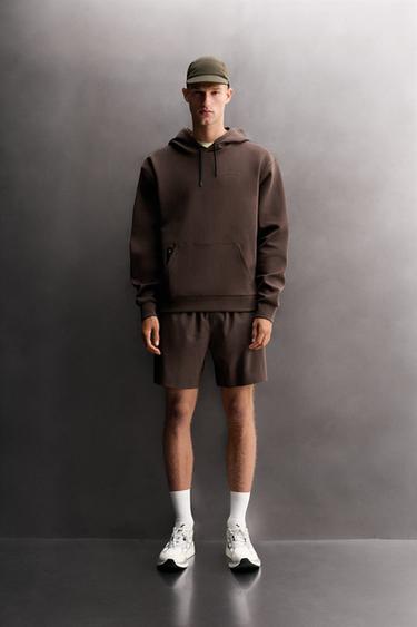 سويت شيرت تقني بغطاء رأس - البني الخاص بـ Zara