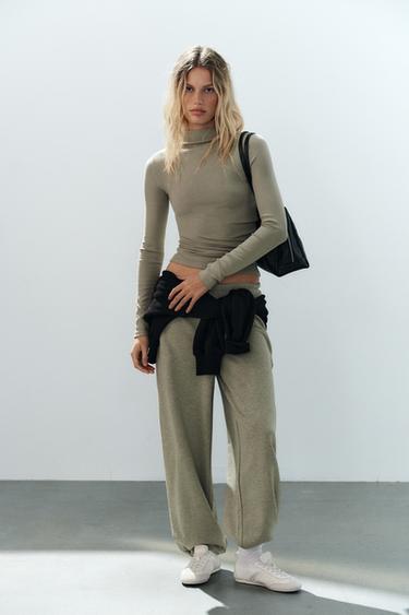 TOP BAJO ASIMÉTRICO - Verde gris de Zara
