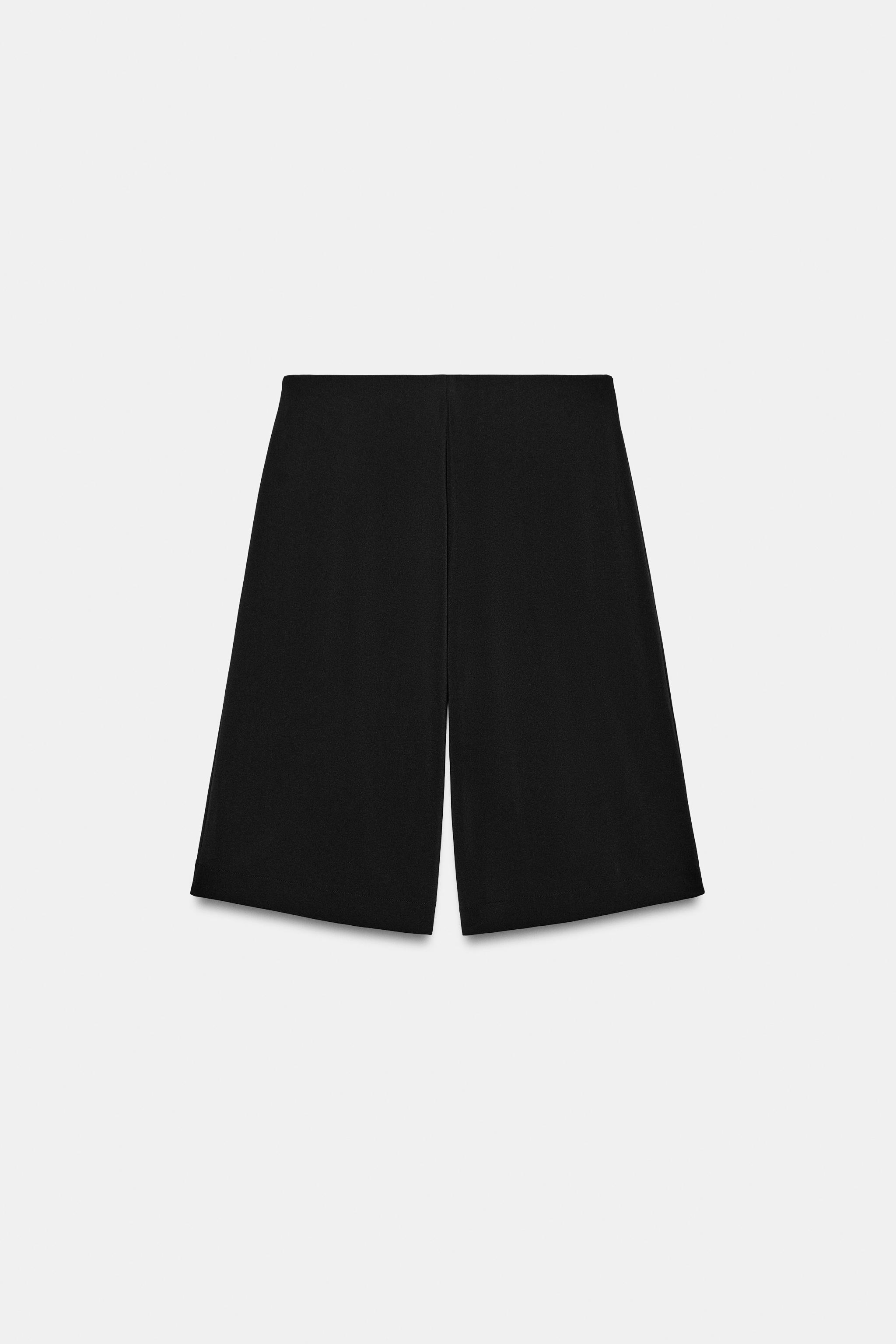 PLEATED BERMUDA SHORTS