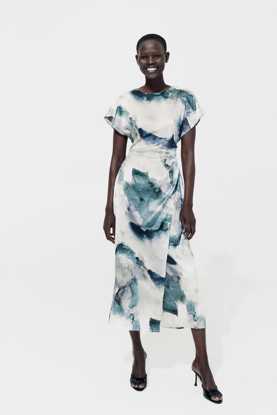 10 vestidos largos de Zara para mujeres bajitas: estilizan, suman