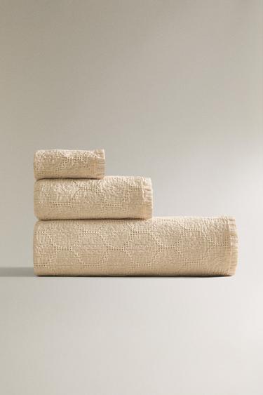 MINI WAFFLE-KNIT FLORAL BATH TOWEL - Sand by Zara