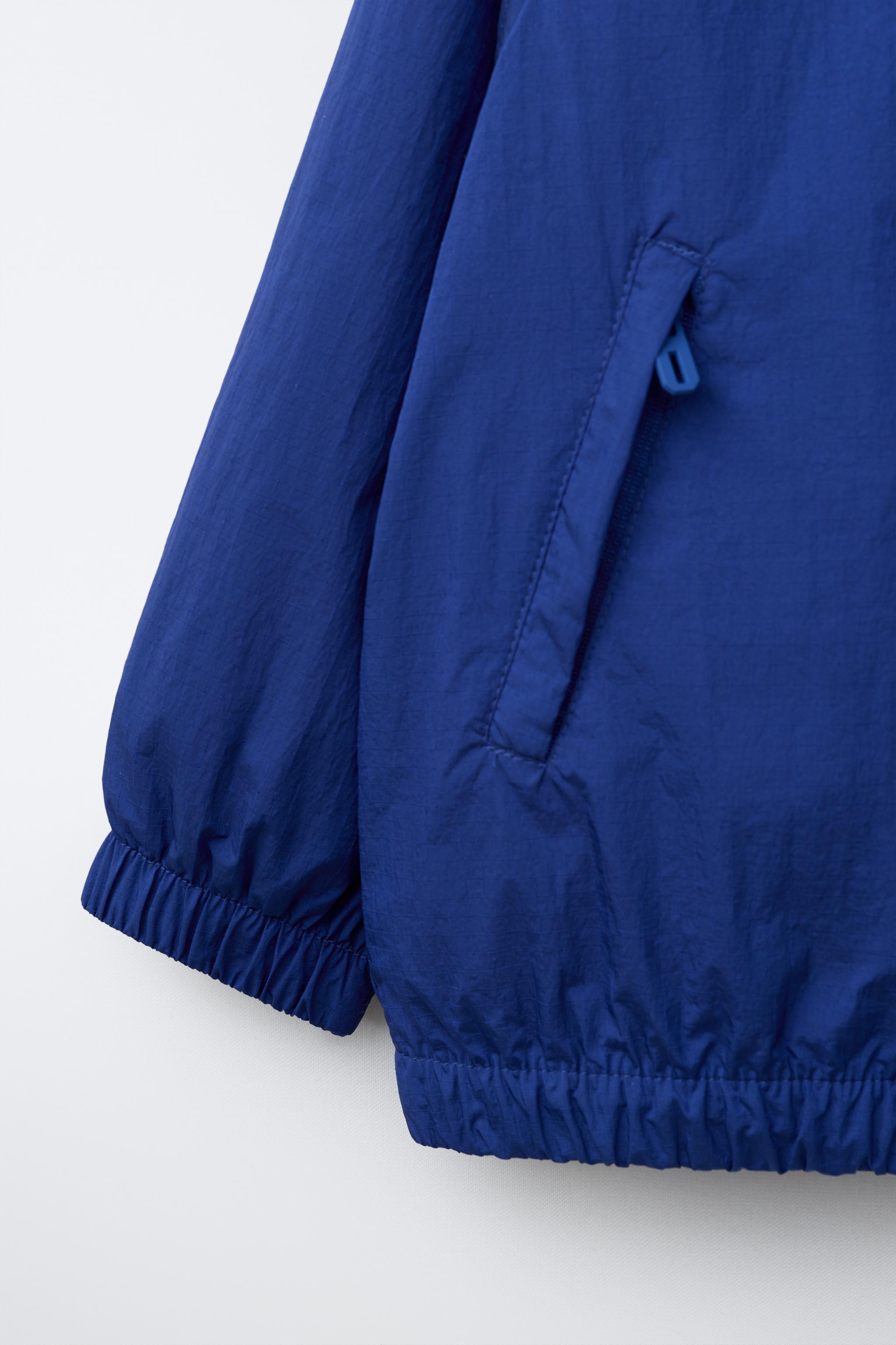 LIGHTWEIGHT WATER REPELLENT RAINCOAT