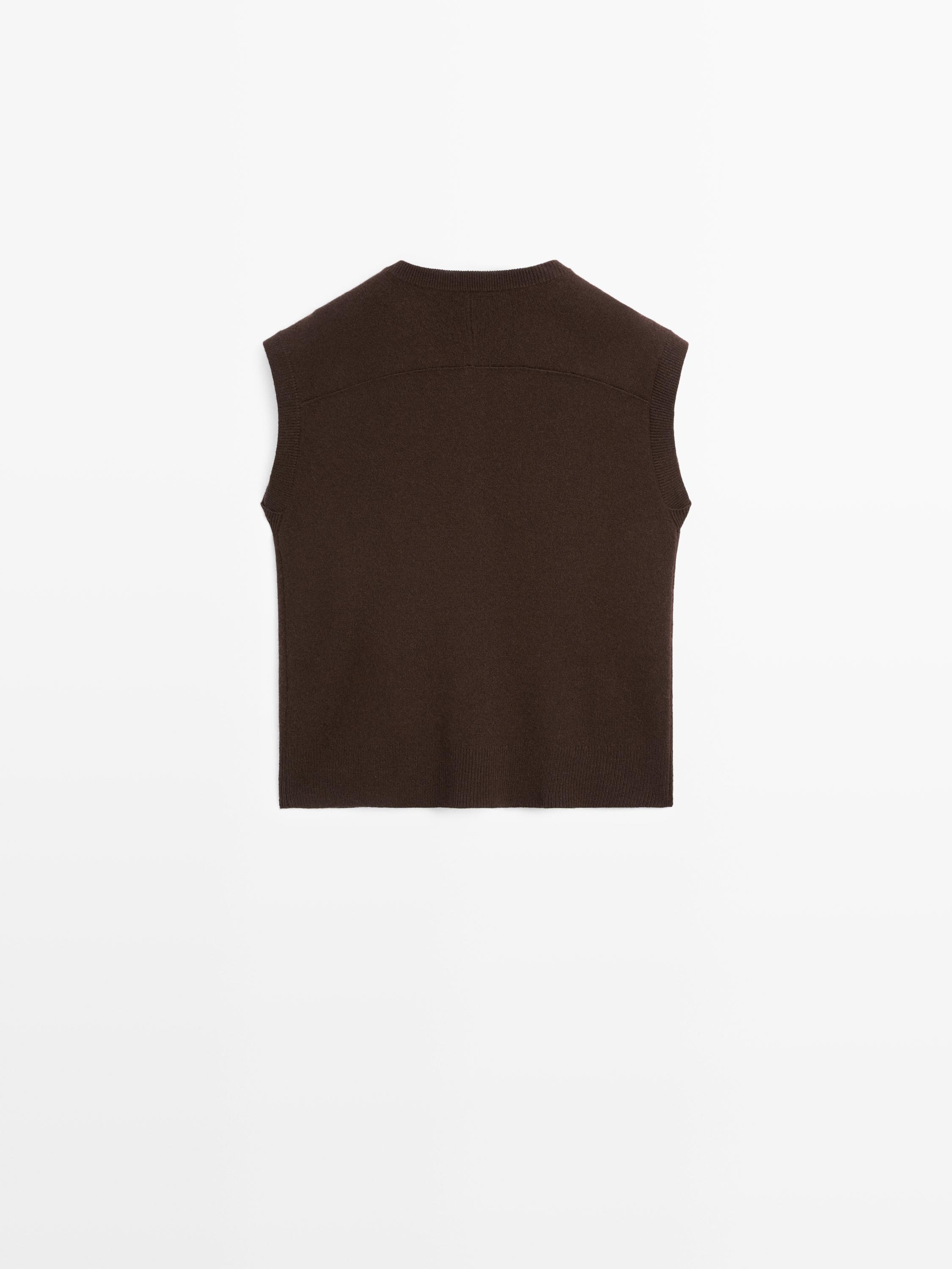 Knit vest with golden buttons