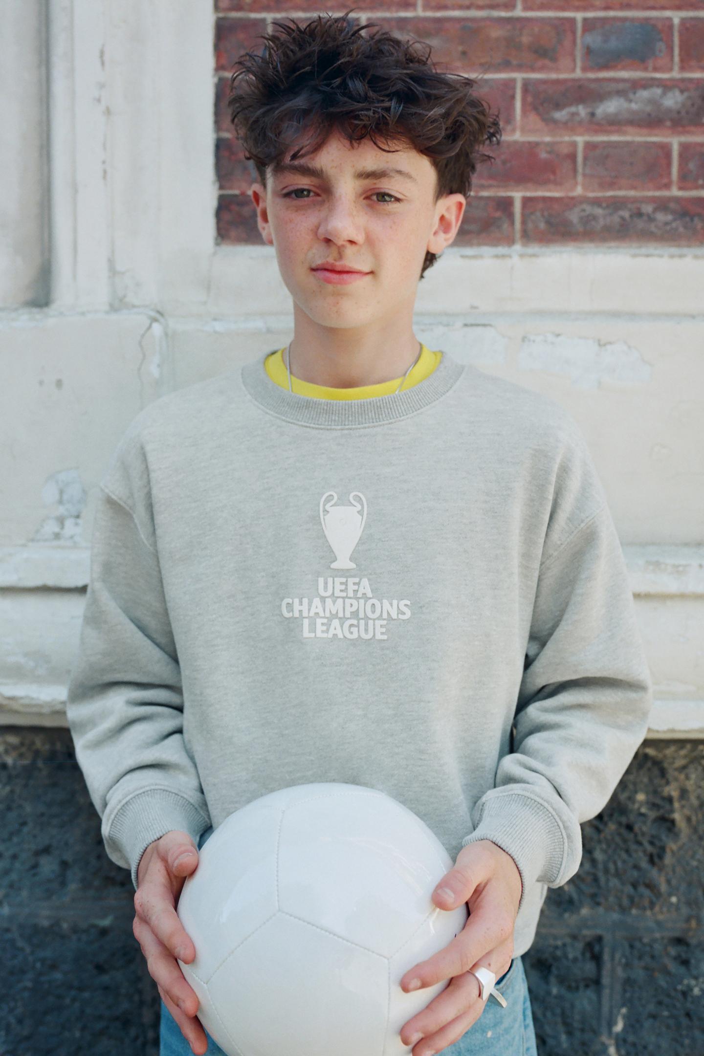Детский свитшот Zara UEFA Champions League ® Print, цвет: Серый меланжевый — фото 6