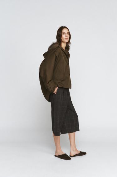 TRENCH CORTO CUELLO PELO ZW COLLECTION - Khaki oscuro de Zara
