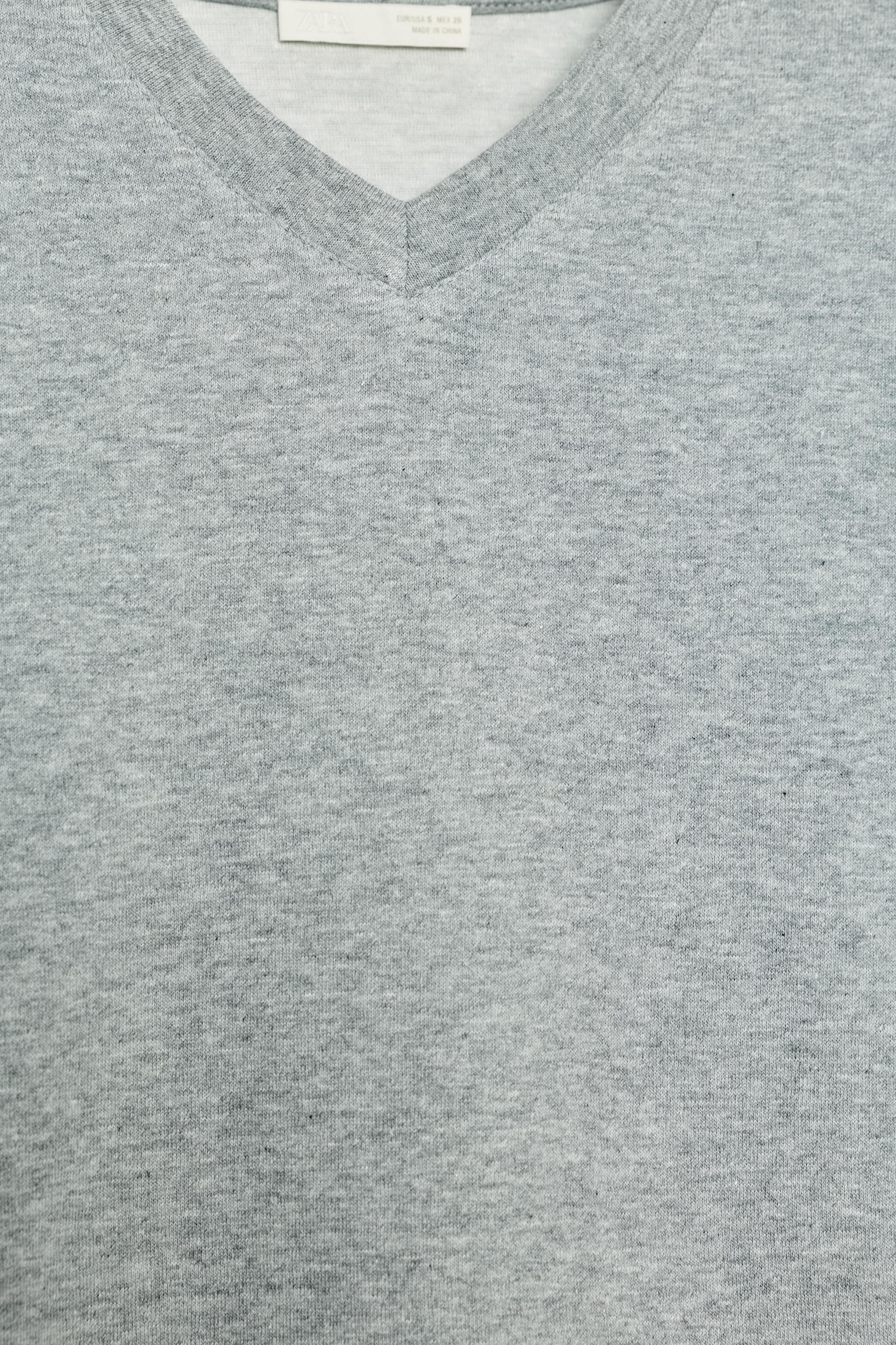 T-SHIRT À COL EN V