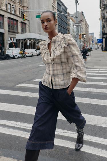 CHEMISE À CARREAUX ET VOLANTS - Écru / Marron de Zara