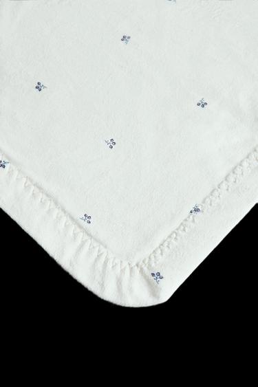 MANTA POLAR BEBÉ FLORES - Crudo de Zara