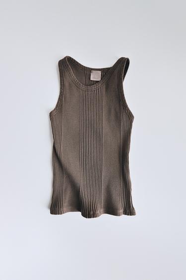 CAMISETA COM NERVURAS E ETIQUETA - Caqui da Zara