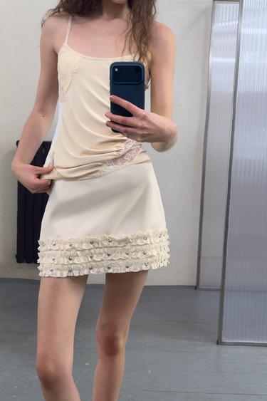 FALDA MINI VOLANTES TACHAS - Crudo de Zara