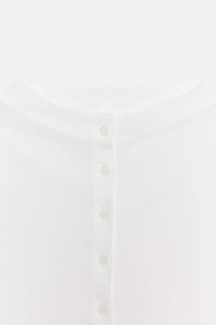 Camiseta de cuello alto con botones 5