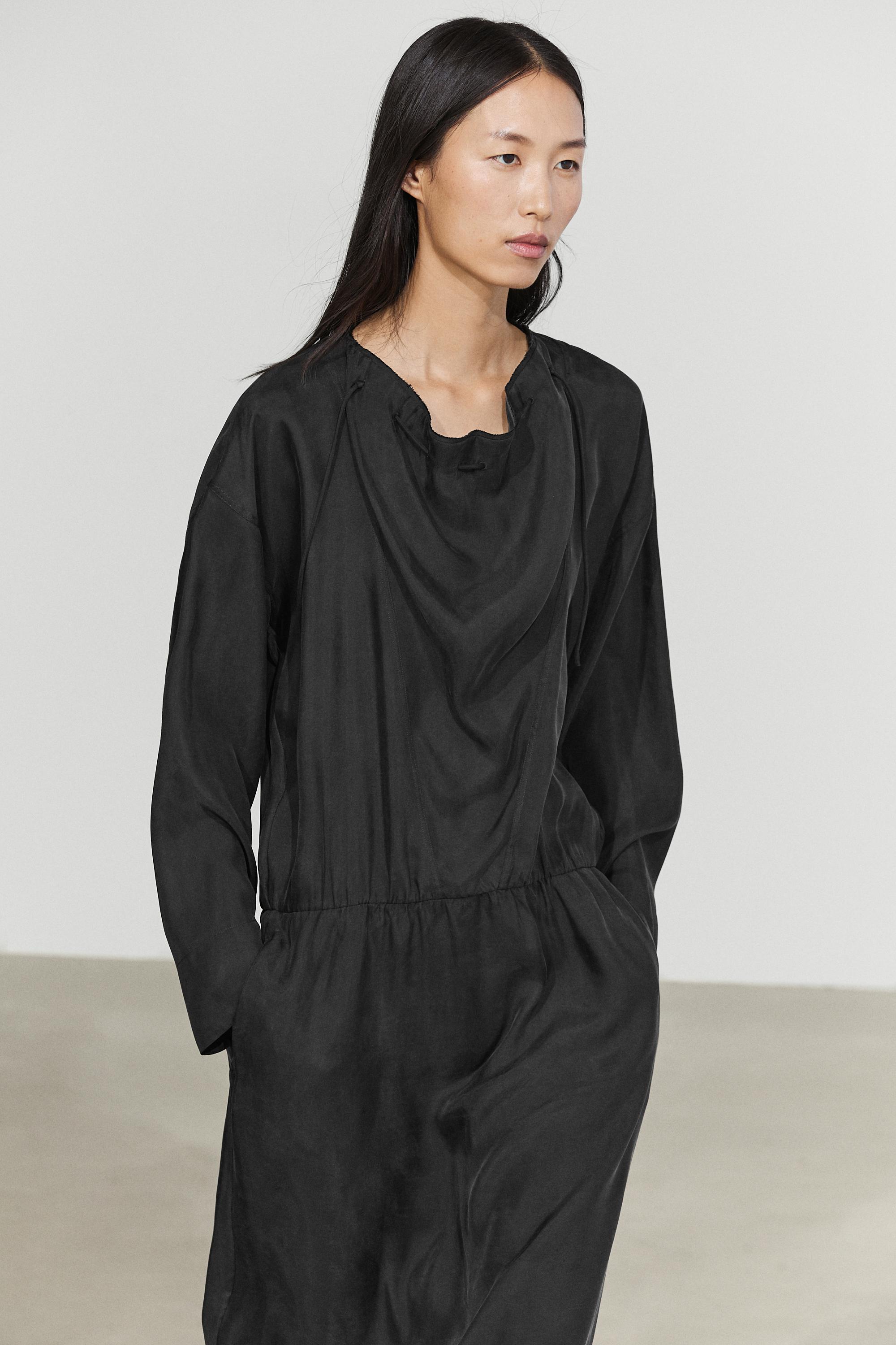Robe midi fluide détail col