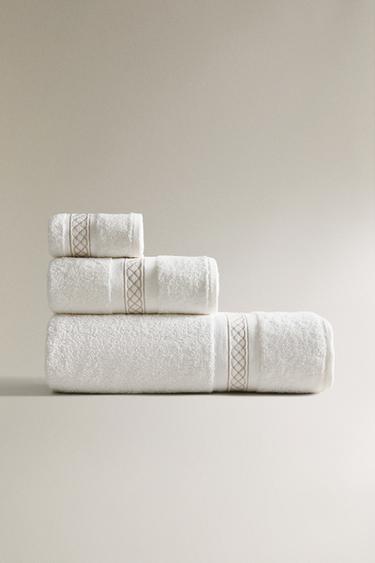 BATH TOWEL WITH WAVY BORDER - Golden by Zara - Image 0