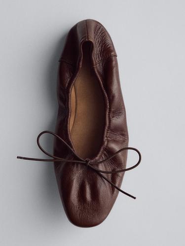 Ballerines froncées avec nœud - Marron de Zara