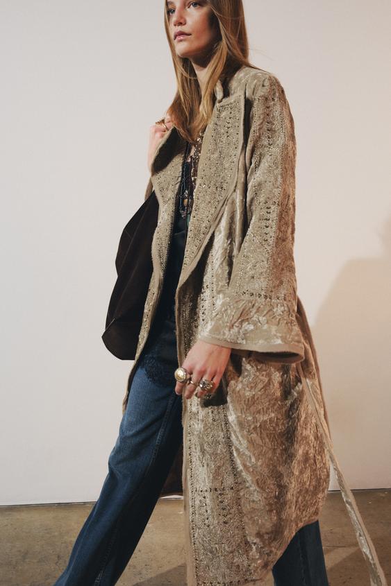 Okr set kimona s v��ivkou, klopov�m l�mcem a dlouh�mi ruk�vy, nastaviteln� p�sek, p�es modr� d��ny.