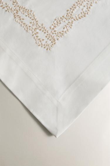 CHEMIN DE TABLE SATIN BRODÉ - Écru de Zara - Image 2