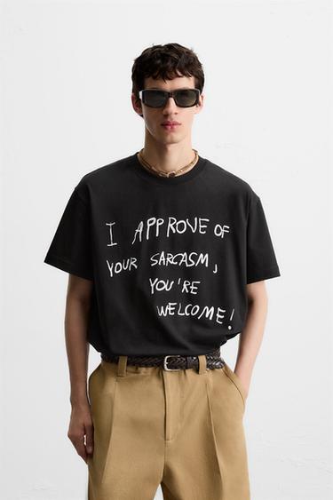 CAMISETA COM TEXTO ESTAMPADO - Preto da Zara