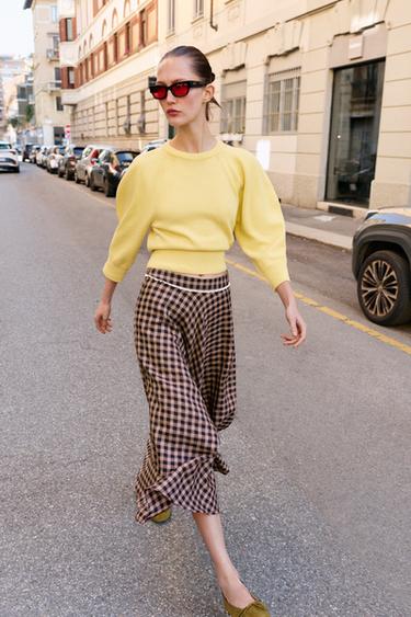 SUÉTER PUNTO MANGA ABULLONADA - Amarillo de Zara
