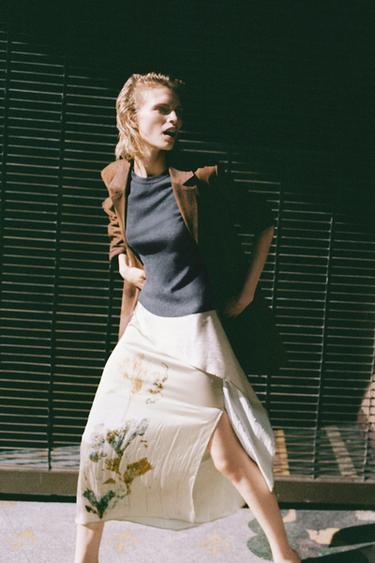 FALDA MIDI SATINADA FLOR - Arena de Zara