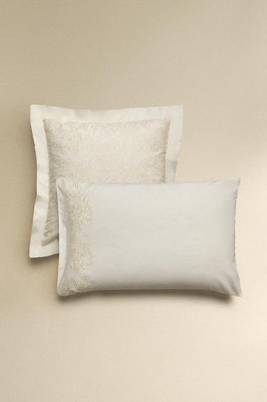 غلاف مخدة مطرز - أبيض مكسور الخاص بـ Zara - صورة 0