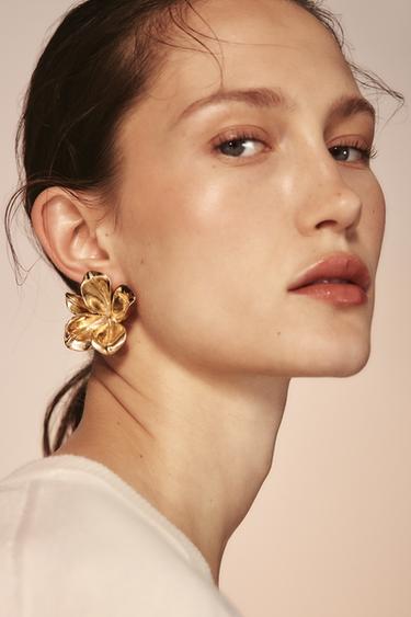 PENDIENTES FLOR RELIEVE - Dorado de Zara
