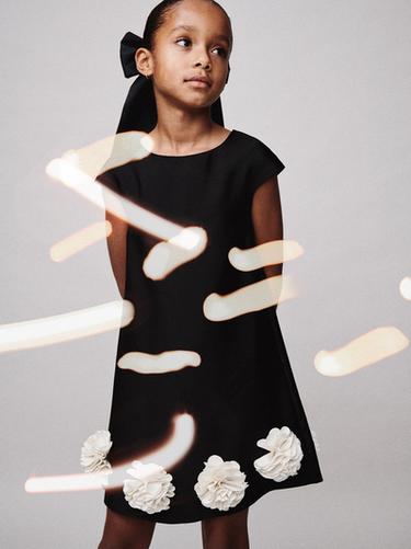 VESTIDO SATÉN FLORES - Negro de Zara