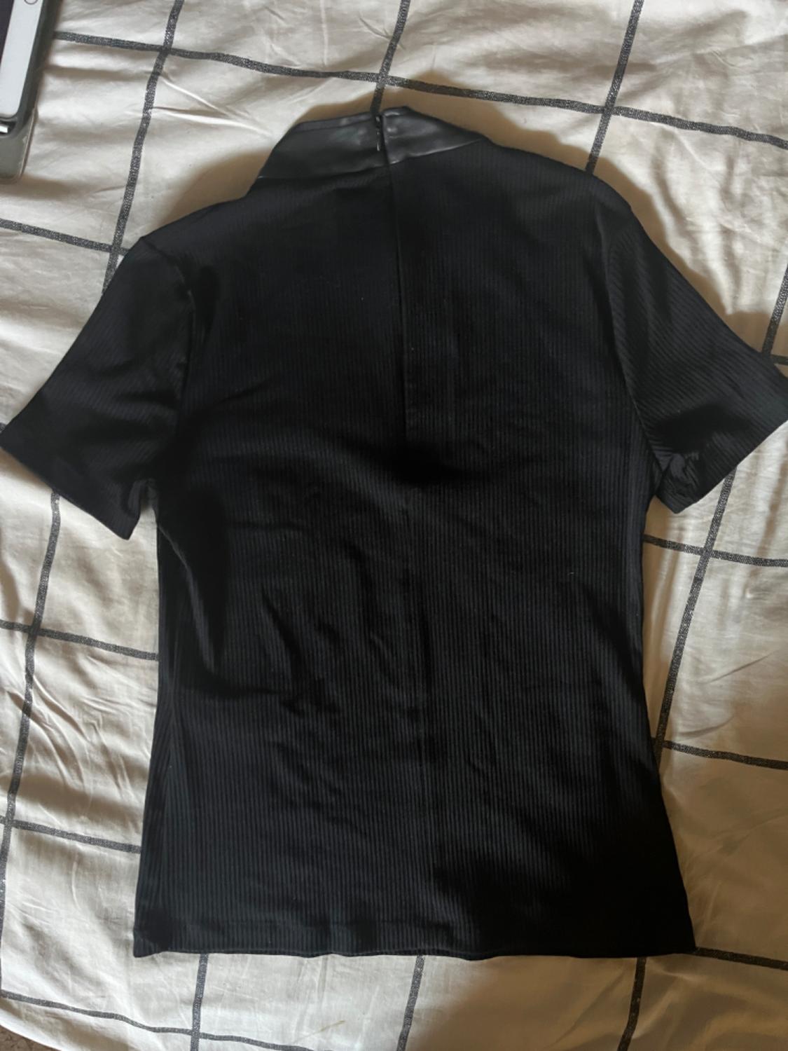CONTRAST COLLAR T-SHIRT - Image 2