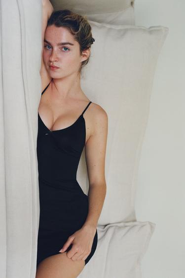 שמלה קצרה עם פוליאמיד ורוכסן - שחור של Zara