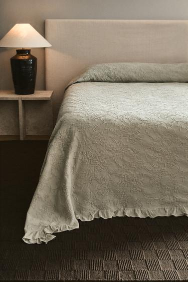 JACQUARD BEDSPREAD WITH RUFFLE TRIM - Mid-green by Zara