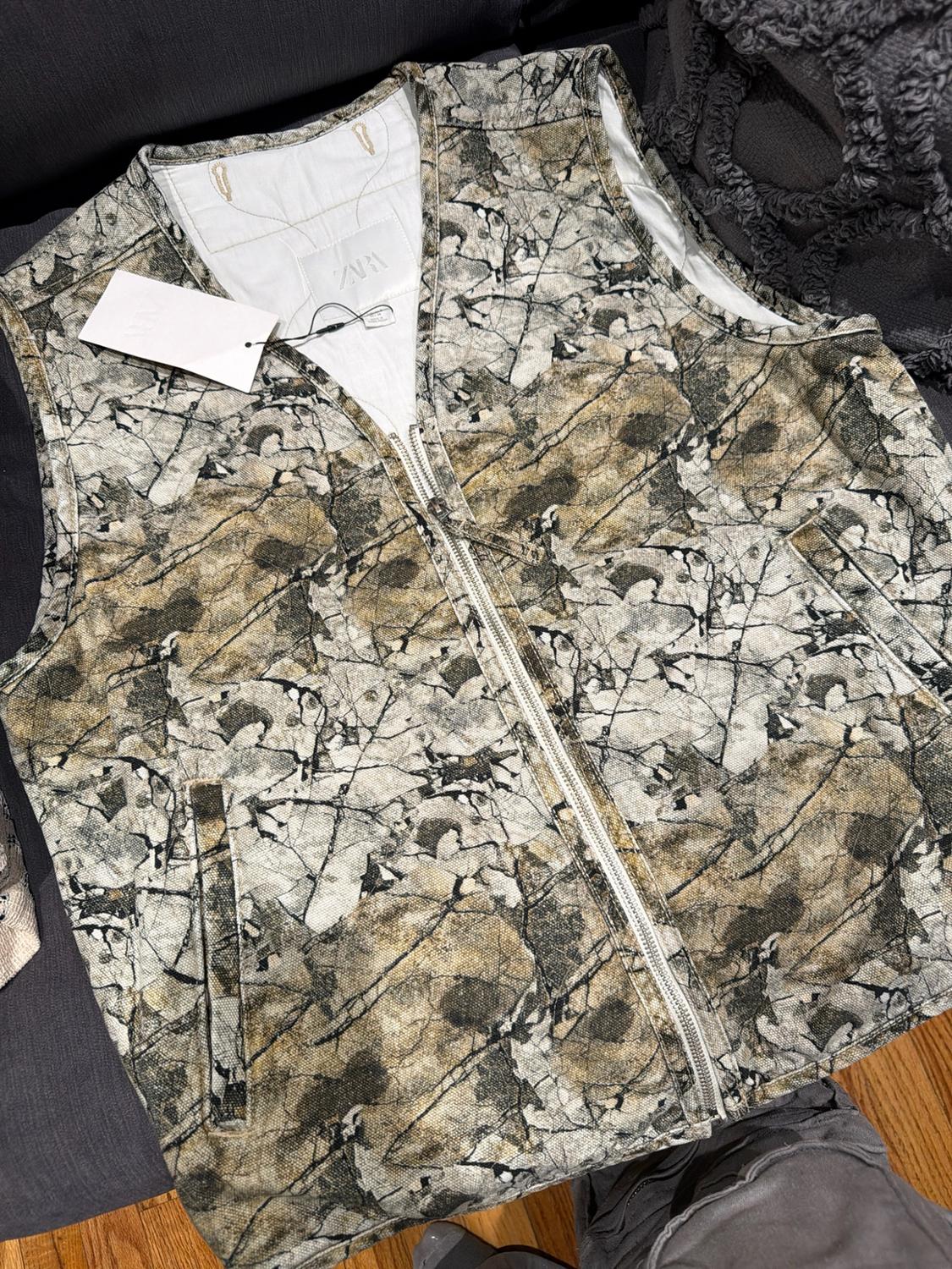 ABSTRACT PRINT QUILTED VEST