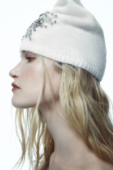 GORRO BEANIE PUNTO BORDADOS ABALORIOS - Crudo de Zara