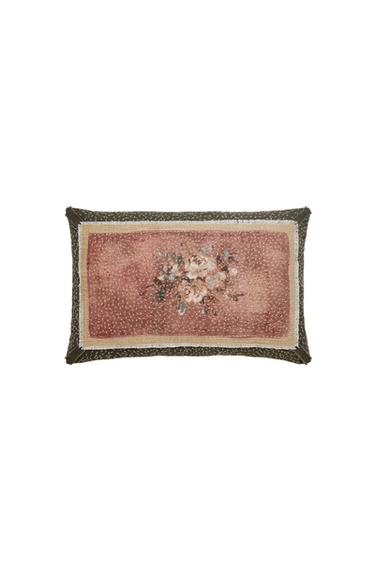FLORAL APPLIQUÉ CUSHION COVER - وردي الخاص بـ Zara