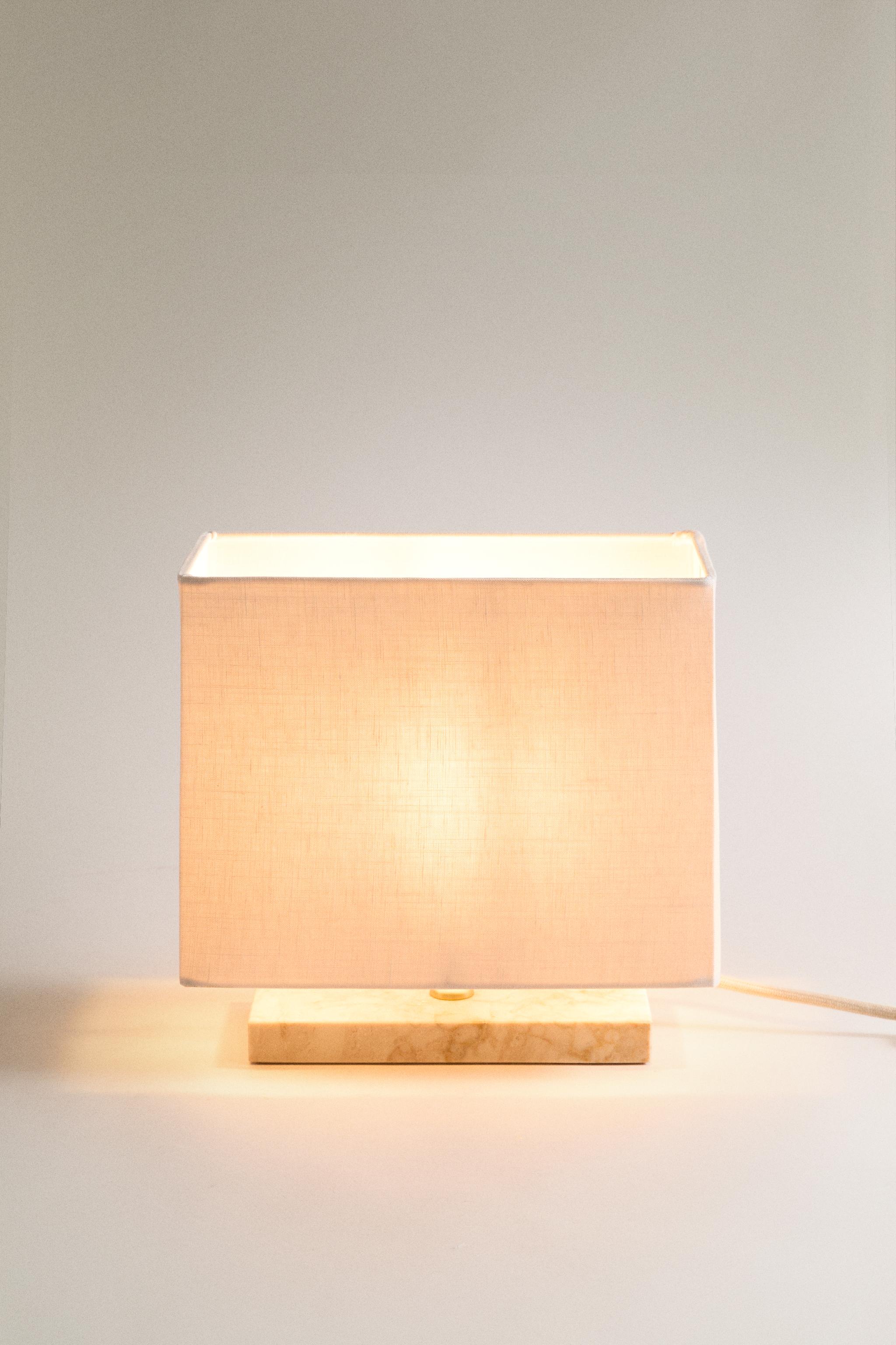 MARBLE AND LINEN TABLE LAMP — Ecru