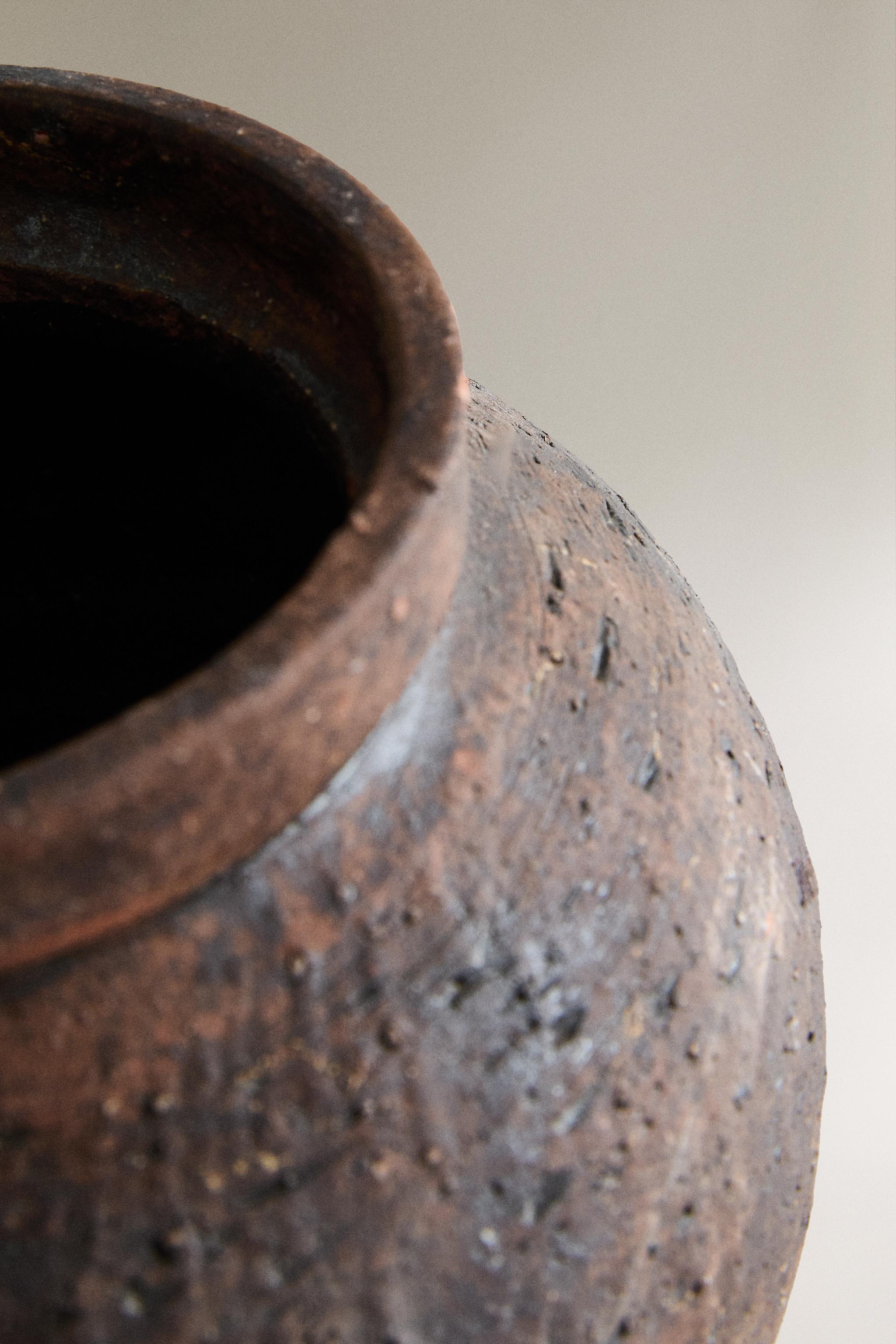 テクスチャー セラミック 花瓶 - ダークブラウン | ZARA Japan / 日本