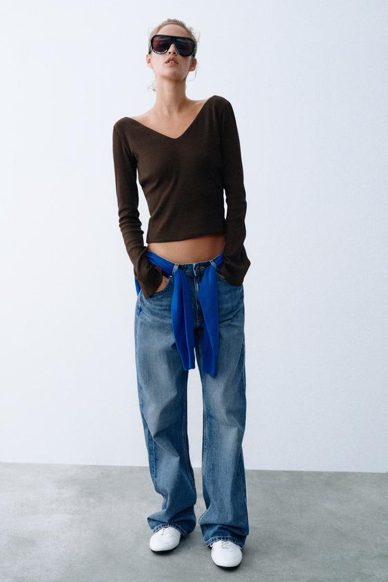 تيشيرت مضلّع برقبة V - بني الخاص بـ Zara - صورة 0