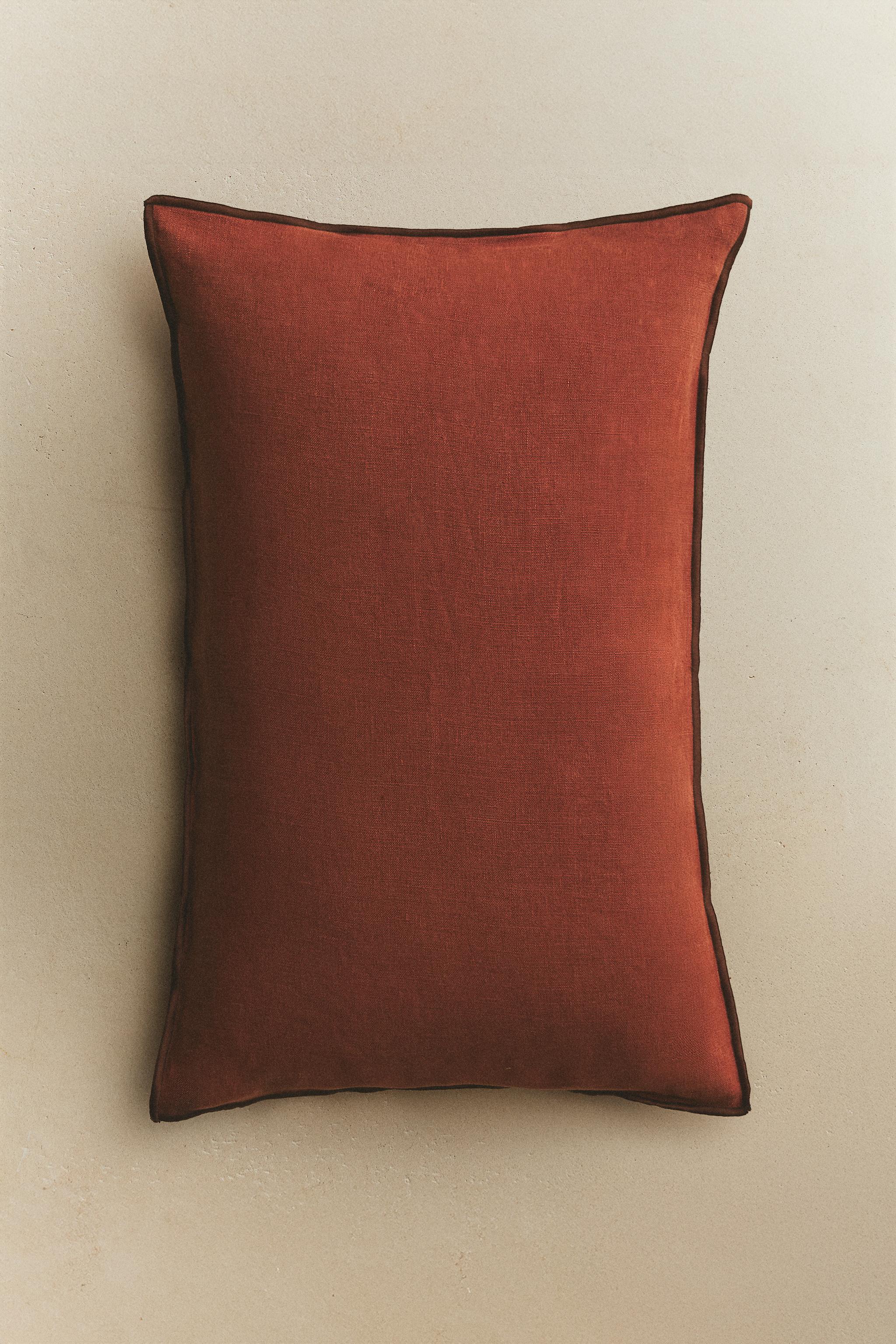 THROW PILLOW COVER WITH OVERLOCK