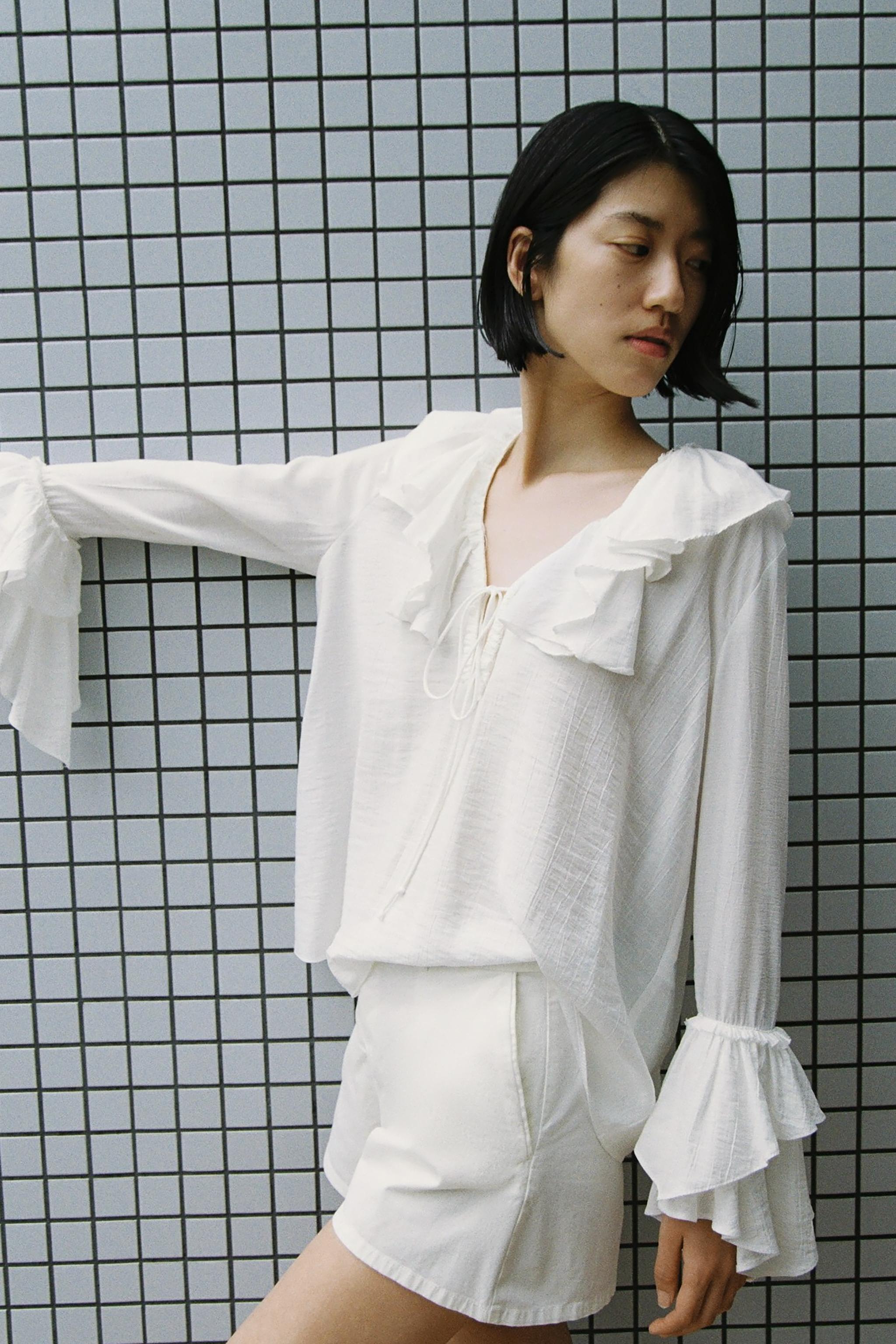 ホワイトフリル　トップス フリルシャツ ZW COLLECTION - ホワイト | ZARA Japan / 日本