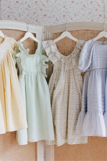 ПЛАТЬЕ С ЦВЕТОЧНЫМ ПРИНТОМ И ВОЛАНАМИ — ЖЕМЧУЖНО-СЕРЫЙ от Zara