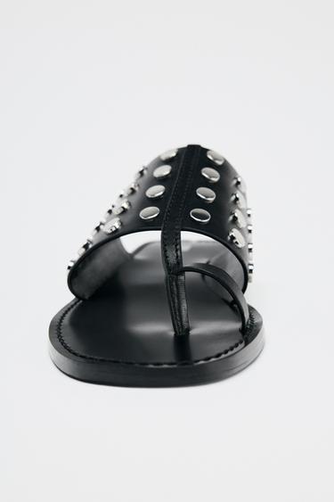 SANDALES PLATES EN CUIR À CLOUS - Noir de Zara - Image 4