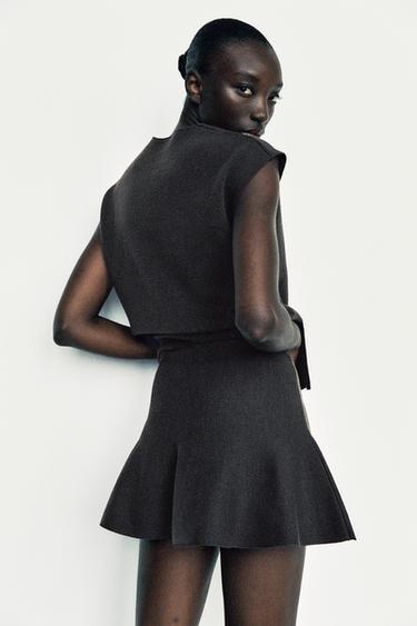 FALDA CORTA VUELO - Marrón oscuro de Zara
