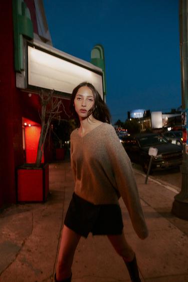 FALDA PANTALÓN ASIMÉTRICA APLIQUE - Negro de Zara